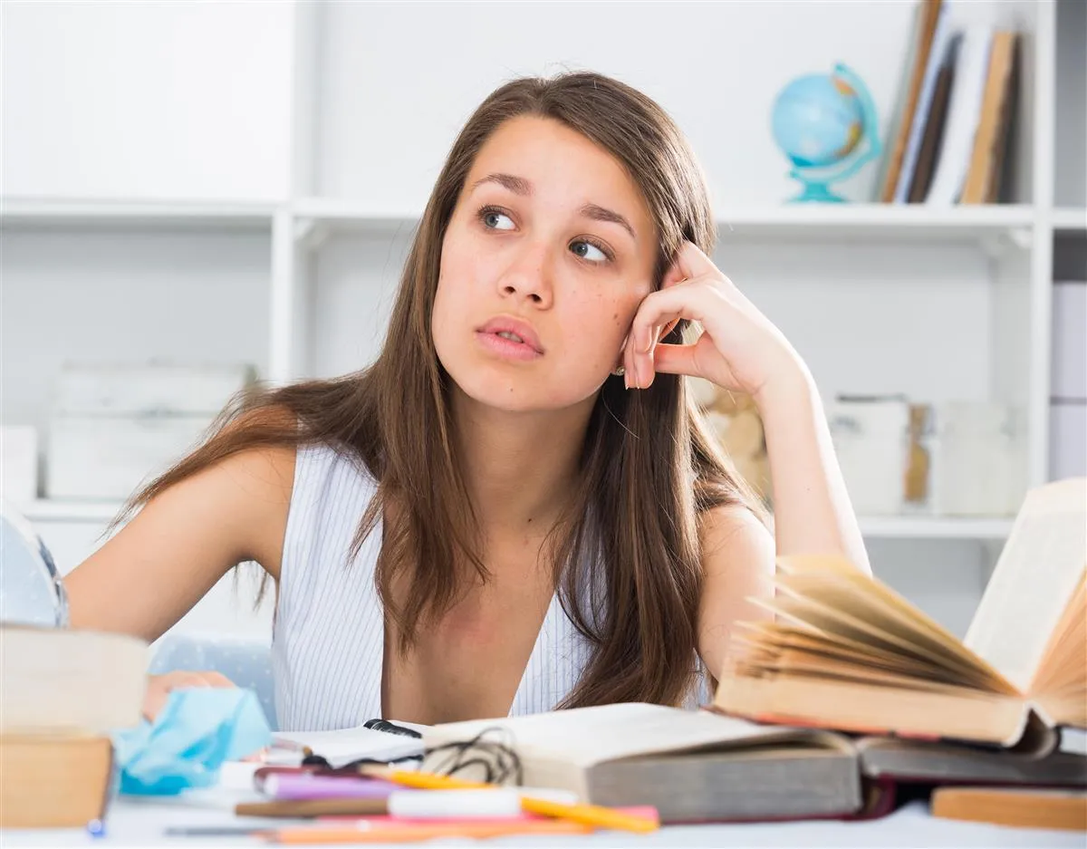 Estudante resolvendo equação de matemática