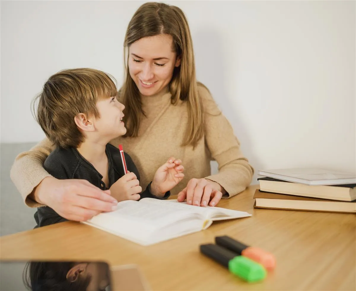 Professora particular ajudando criança em casa