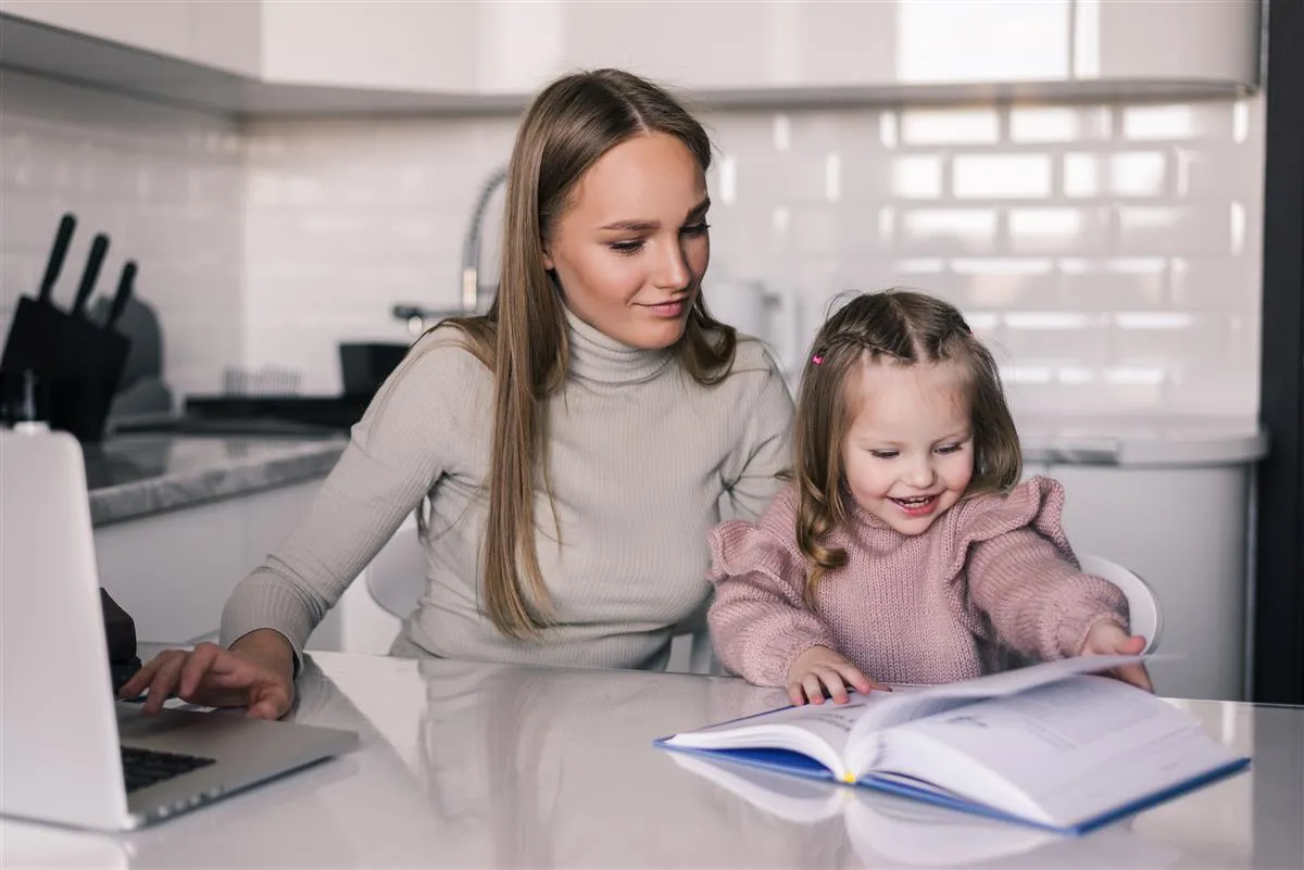 Mãe ajudando filha a estudar em casa