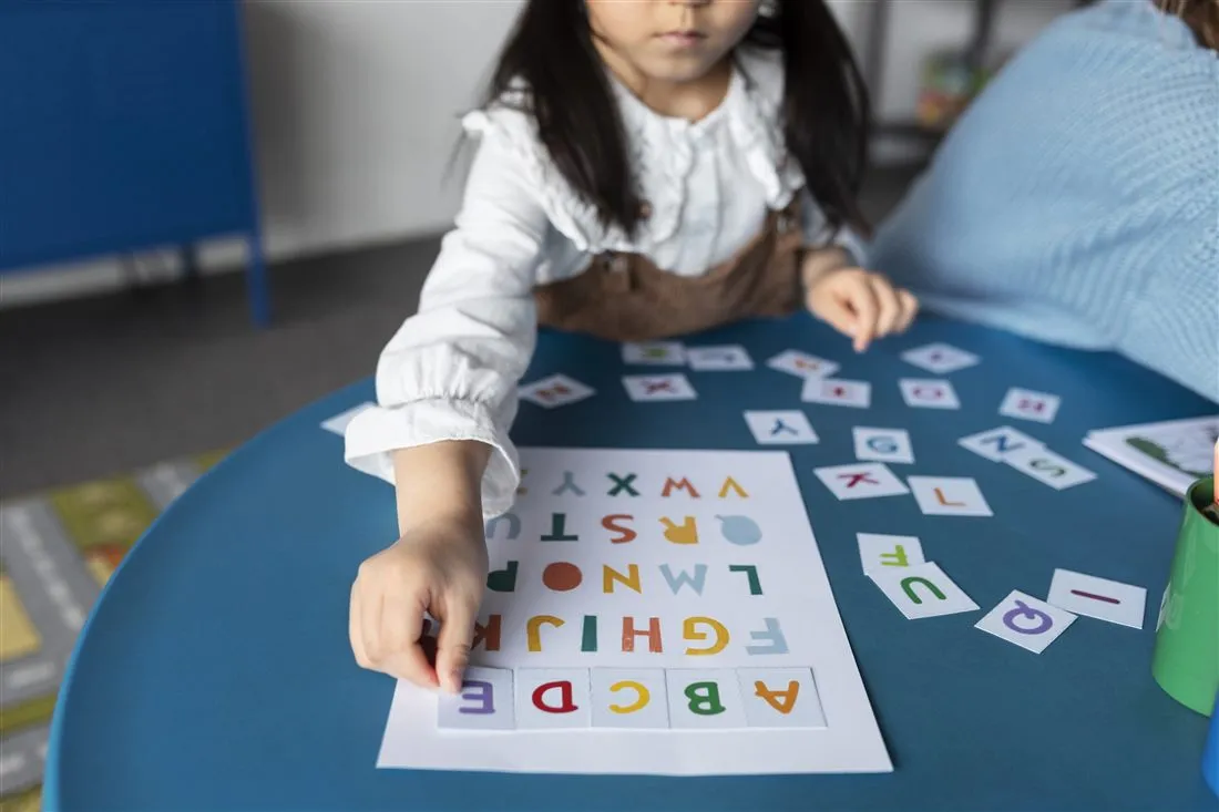 Criança aprendendo o alfabeto com letras