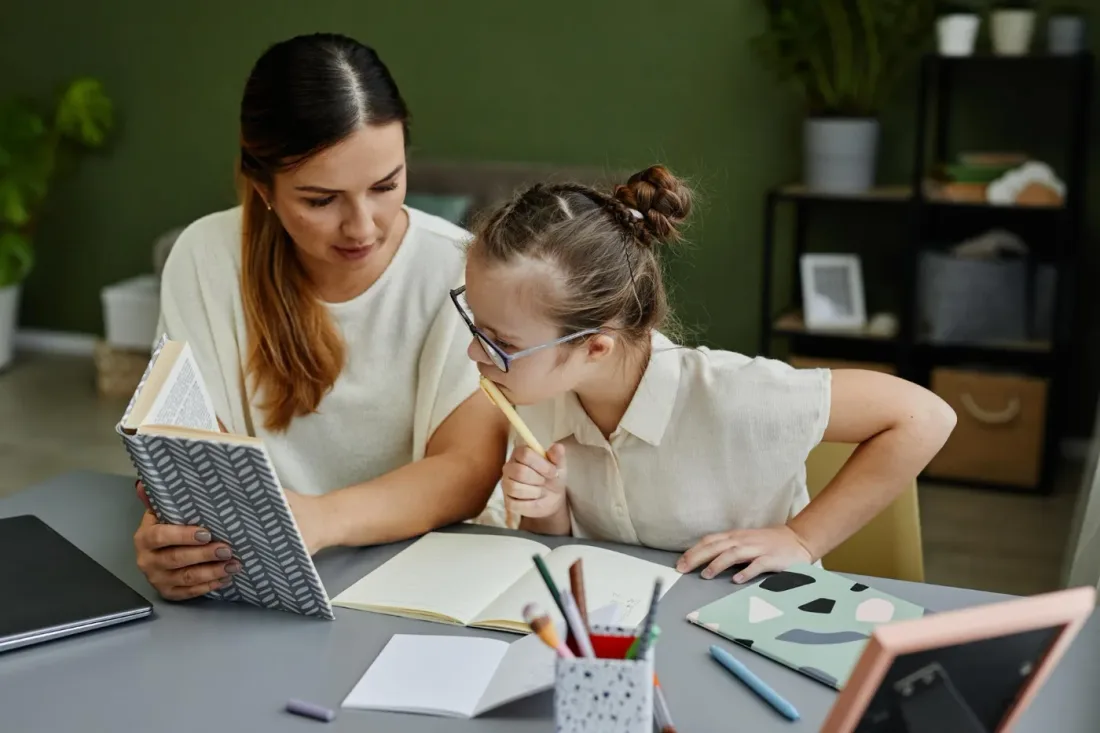 Aluna de Alphaville estudando com apoio de reforço escolar