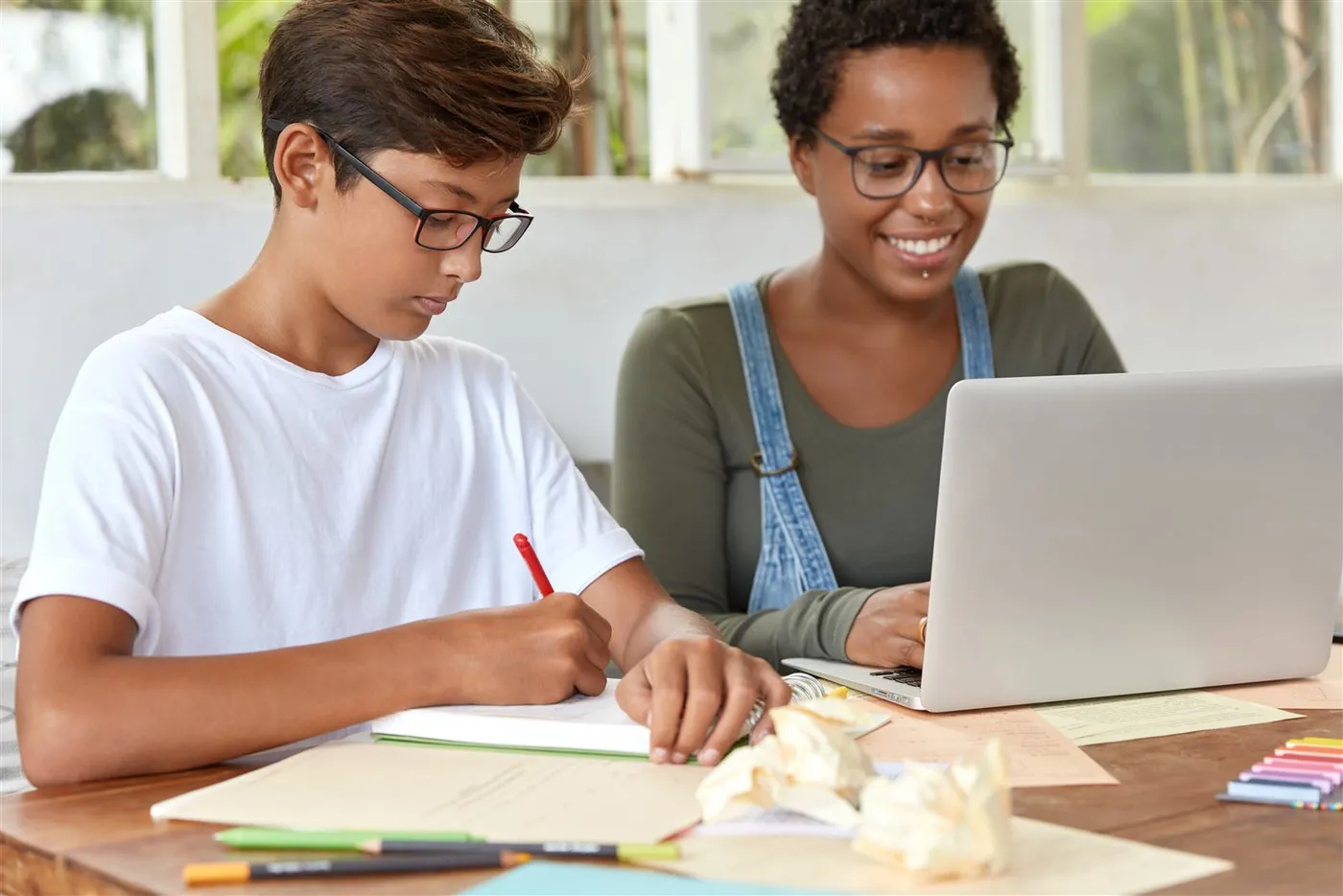 Aluna de Alphaville estudando com apoio de reforço escolar